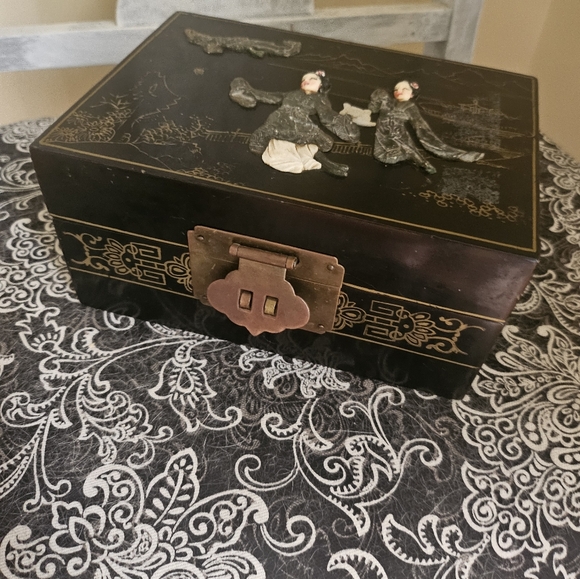 Older Vtg Chinese Lacquer Jewelry Box Hand Painted Carved Mother of Pearl Jade - Picture 7 of 15